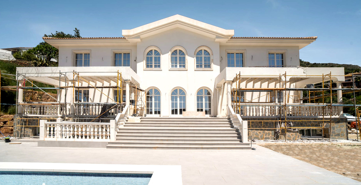 VILLA IN AN EXCLUSIVE LOCATION CLOSE TO GOLF COURSE 