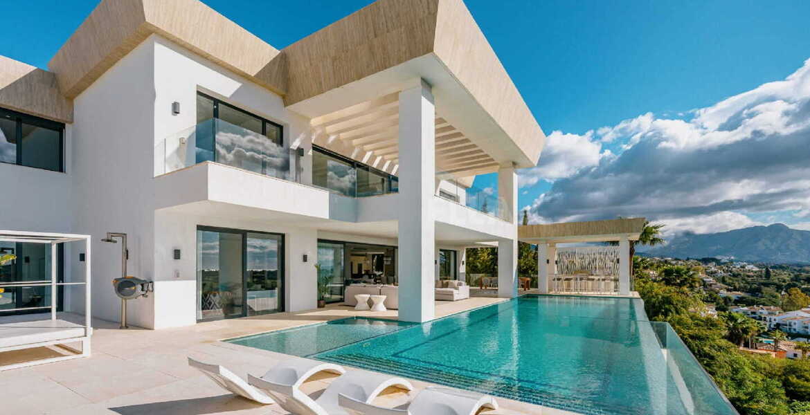 CHIC MODERN LUXURY HOUSE WITH WOW-FACTOR AND SEA VIEWS 