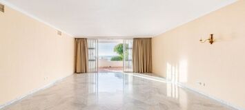 Beachfront apartment for sale in Marina Puente Romano
