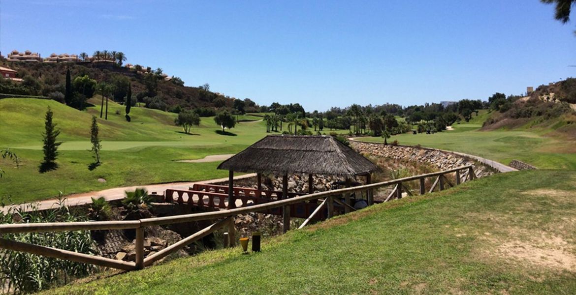 Наслаждитесь удивительным полем для гольфа Санта-Клара.